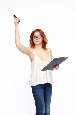 Beyaz arka plan üzerinde izole mutlu bir genç kadın