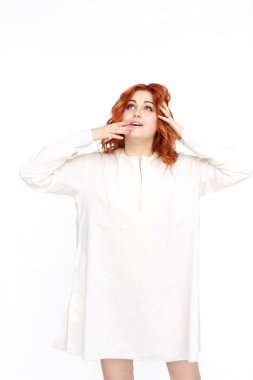 Beyaz arka planda izole edilmiş genç bir kadın