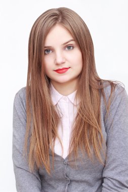 Beyaz arka plan üzerinde izole mutlu bir genç kadın