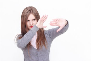 Beyaz arka planda izole edilmiş genç bir kadın