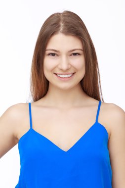 Beyaz arka plan üzerinde izole mutlu bir genç kadın