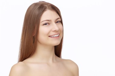 Beyaz arka plan üzerinde izole mutlu bir genç kadın