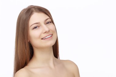 Beyaz arka plan üzerinde izole mutlu bir genç kadın