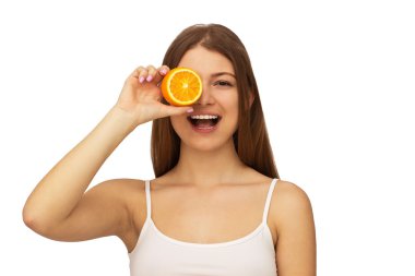 Beyaz arka plan üzerinde izole mutlu bir genç kadın