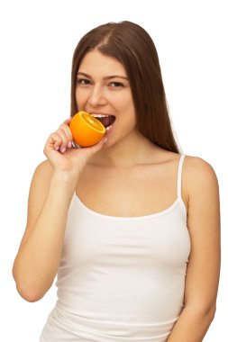 Beyaz arka plan üzerinde izole mutlu bir genç kadın