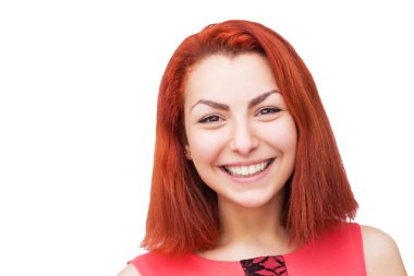 Pembe elbiseli güzel bir kadın.