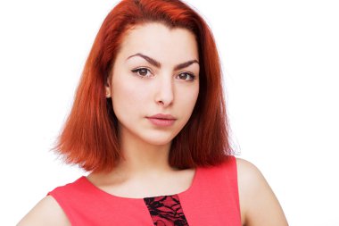 Pembe elbiseli güzel bir kadın.