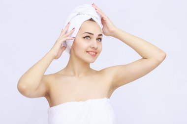 genç güzel kadın havlu sarılmış