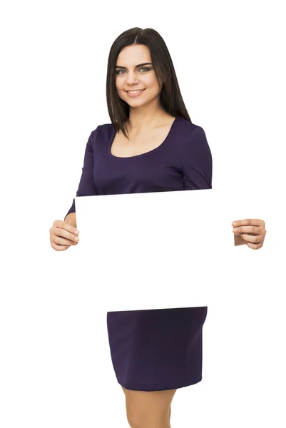 Счастливая женщина держит белую пустую бумагу — стоковое фото
