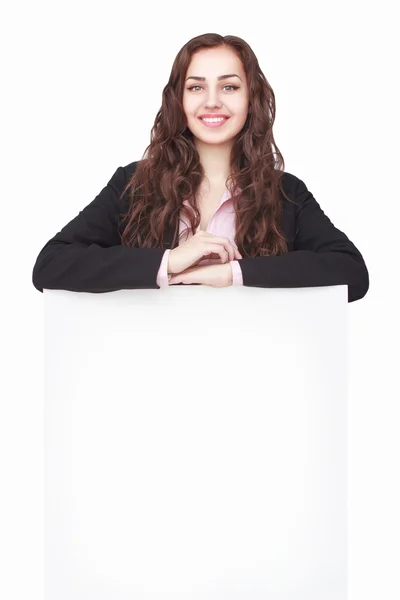 Mujer feliz sosteniendo blanco papel en blanco — Foto de Stock