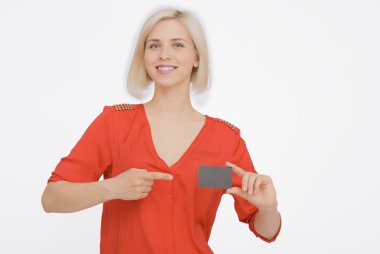 beyaz boş kağıt tutan mutlu kadın