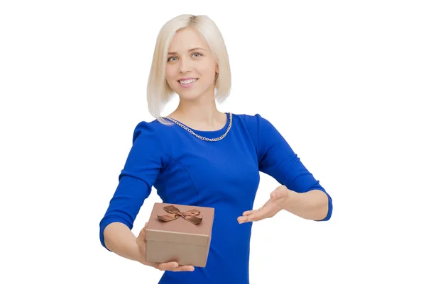 Mladá žena v modrých šatech s dárkem — Stock fotografie