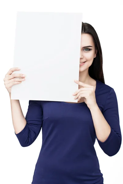 Щаслива жінка тримає білий чистий папір — стокове фото