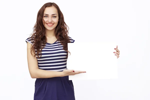 Mujer feliz sosteniendo blanco papel en blanco — Foto de Stock