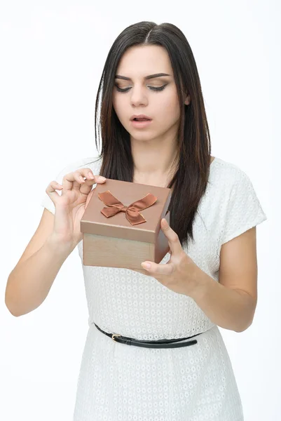 Jovem mulher retrato segurando presente — Fotografia de Stock