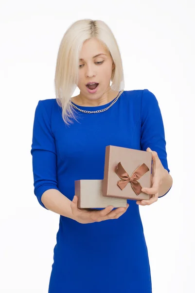 Jonge vrouw portret opening cadeau — Stockfoto