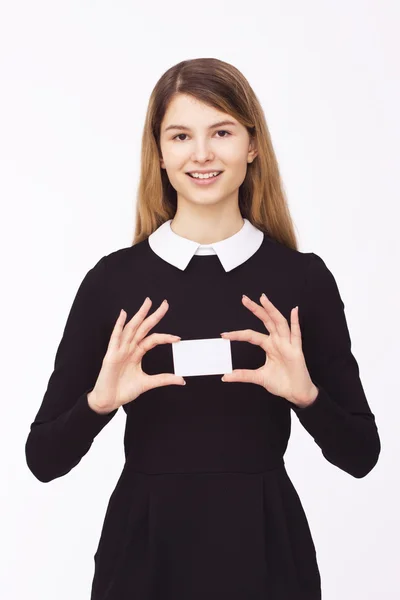 Mujer feliz sosteniendo blanco papel en blanco — Foto de Stock