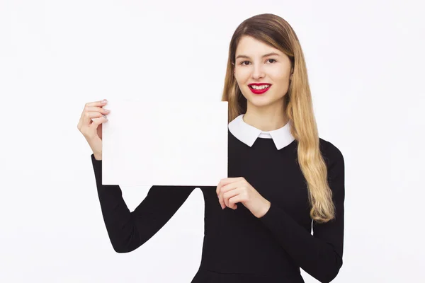 Mujer feliz sosteniendo blanco papel en blanco — Foto de Stock