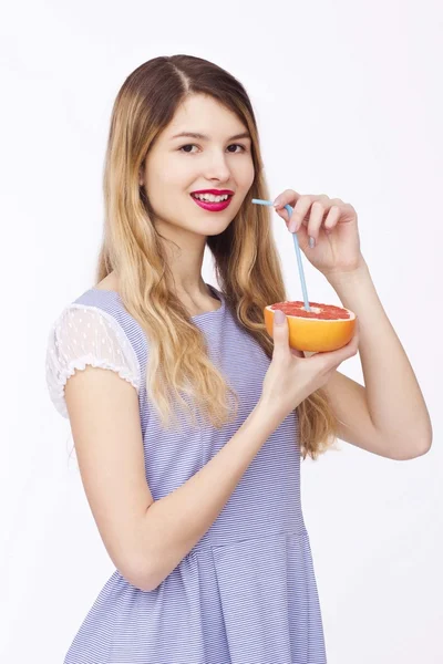 Femme heureuse avec des fruits — Photo