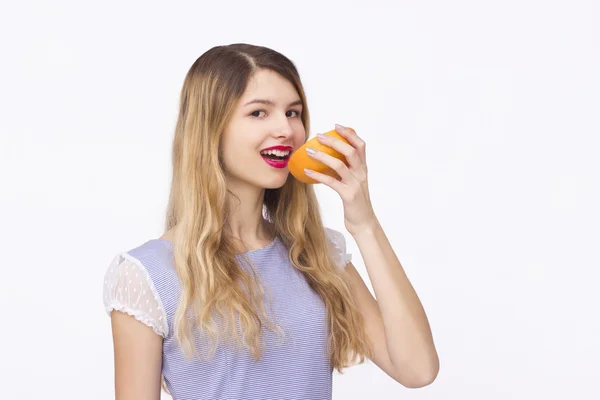 Mujer feliz con fruta — Foto de Stock