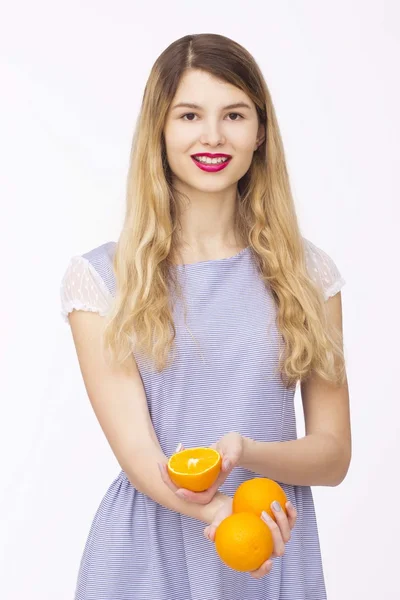 Femme heureuse avec des fruits — Photo