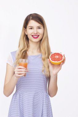 Meyve ile mutlu kadın