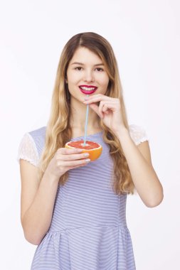 Meyve ile mutlu kadın