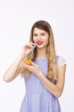 Meyve ile mutlu kadın