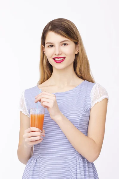 Femme heureuse avec des fruits — Photo