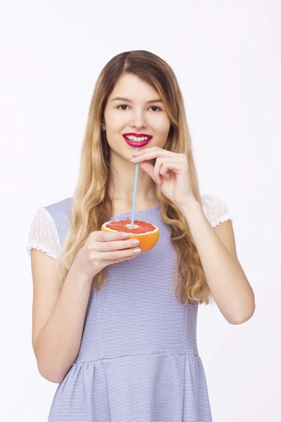 Mulher feliz com fruta — Fotografia de Stock