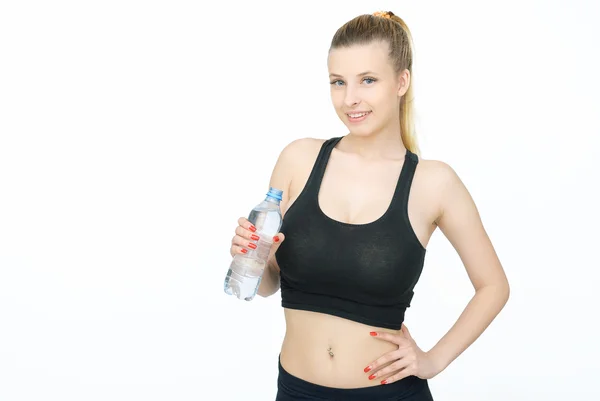 Lächelnde Fitnessfrau mit Wasser — Stockfoto