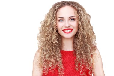 Beyaz arka plan üzerinde izole mutlu bir genç kadın