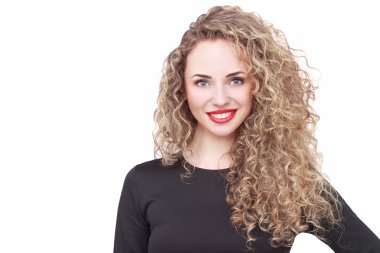 Beyaz arka plan üzerinde izole mutlu bir genç kadın