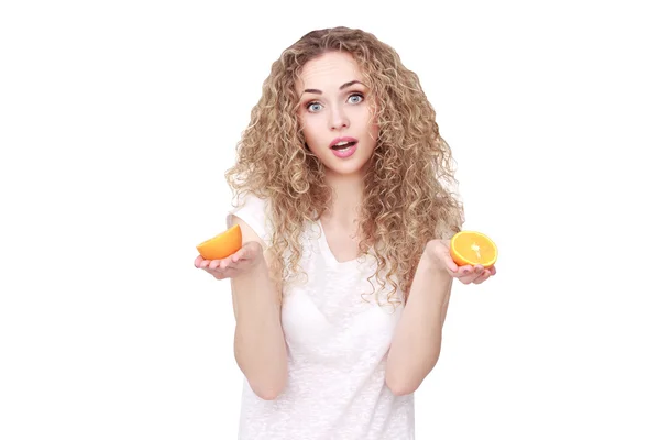 Щаслива жінка з фруктами — стокове фото
