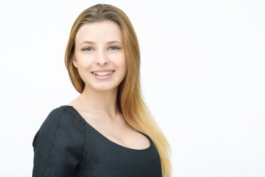 Siyah elbiseli kadın.