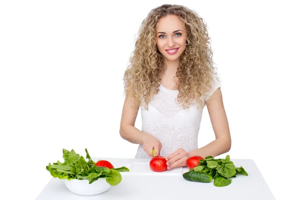 Mulher fazendo salada na cozinha . — Fotografia de Stock