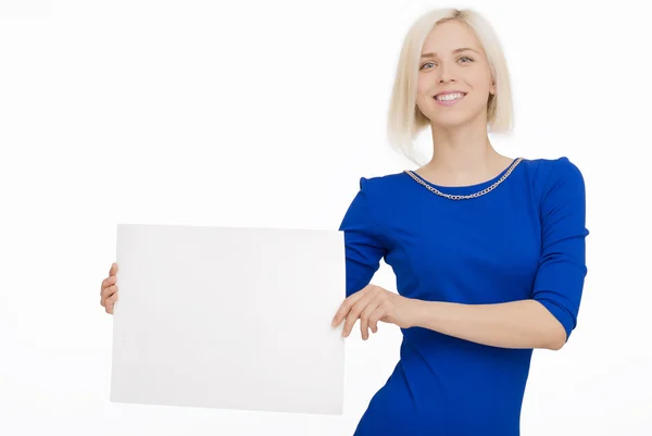 Šťastná žena držící bílý prázdný papír — Stock fotografie