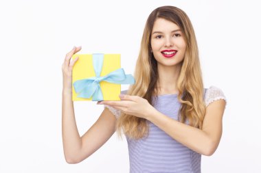 Genç kadın portre holding Hediyelik