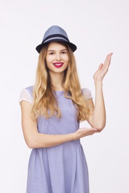 Beyaz arka plan üzerinde izole mutlu bir genç kadın