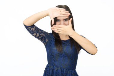 Mavi elbiseli kadın.