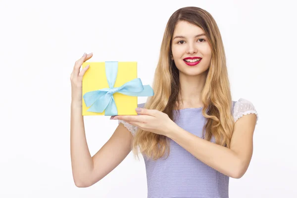 Junge Frau Porträt mit Geschenk — Stockfoto