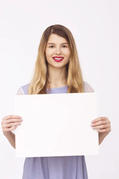 Mujer feliz sosteniendo blanco papel en blanco —  Fotos de Stock