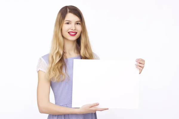 Mujer feliz sosteniendo blanco papel en blanco — Foto de Stock