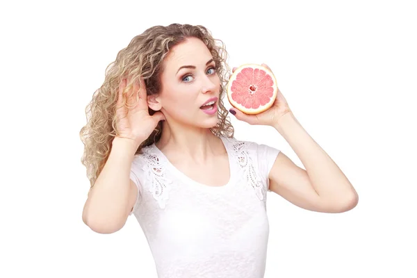 Счастливая женщина с фруктами — стоковое фото