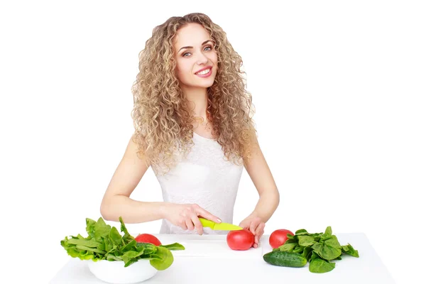 Mujer haciendo ensalada en la cocina . —  Fotos de Stock