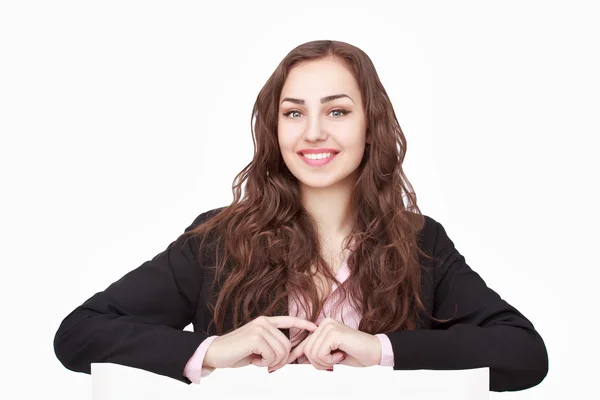 Mujer feliz sosteniendo blanco papel en blanco — Foto de Stock