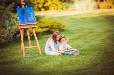 Anne ve küçük kızı birlikte boya