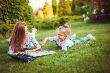 Anne ve küçük kızı boya