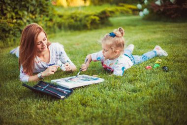Anne ve küçük kızı boya