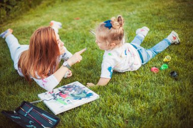 Anne ve küçük kızı boya